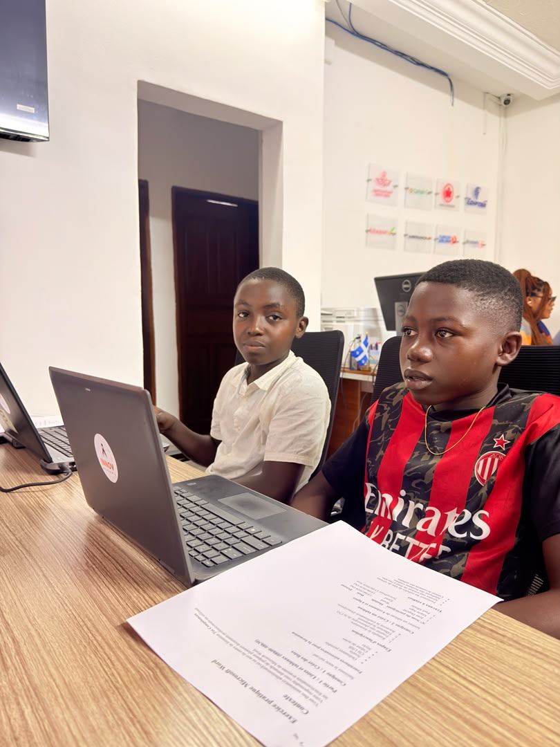 Deux enfants découvrent un ordinateur portable