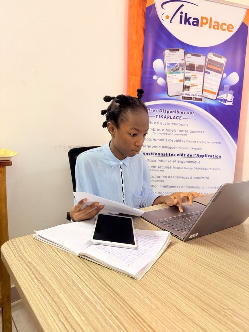 Un jeune suit un atelier informatique