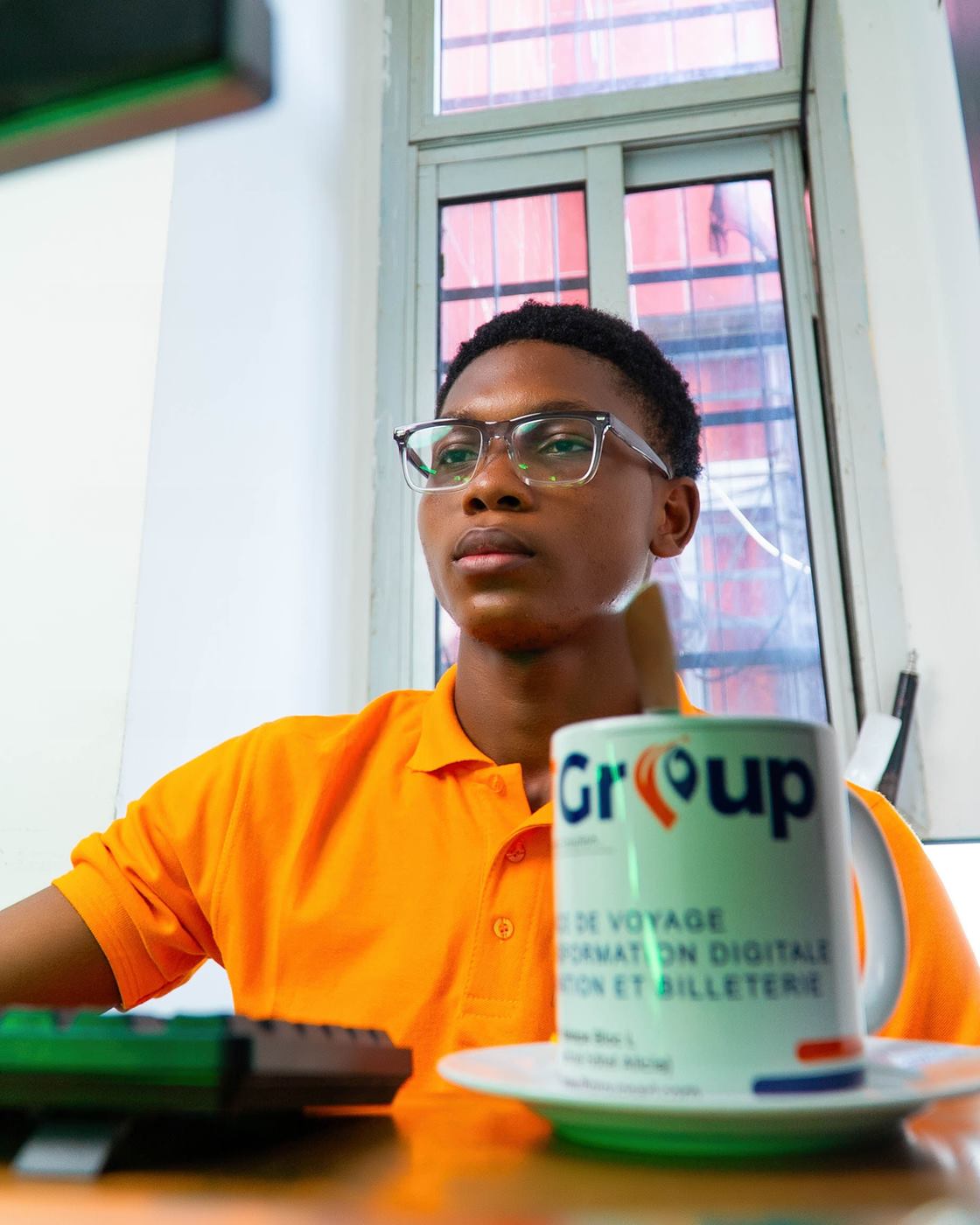 Développeur FTGroup avec une tasse aux couleurs de la marque